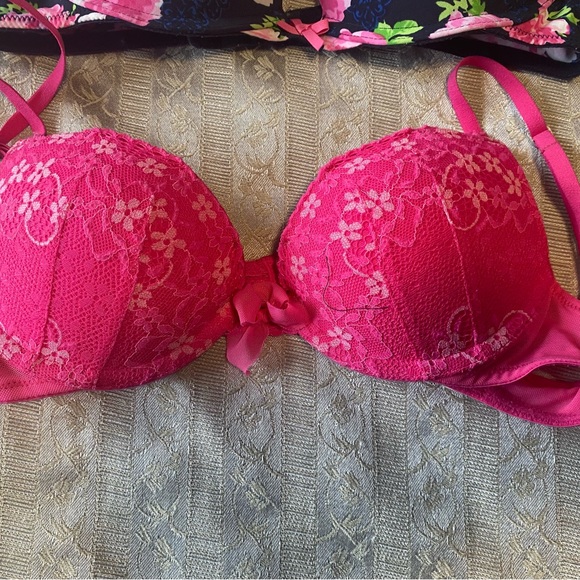 Gilly Hicks padded push up bras - Picture 2 of 8